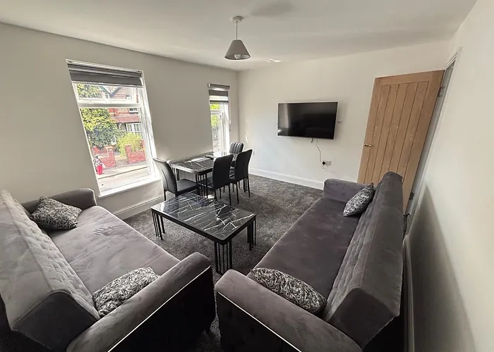 1 Bedroom Flat - Airport - 7 Mins To Man - Staycations & Business Stays!